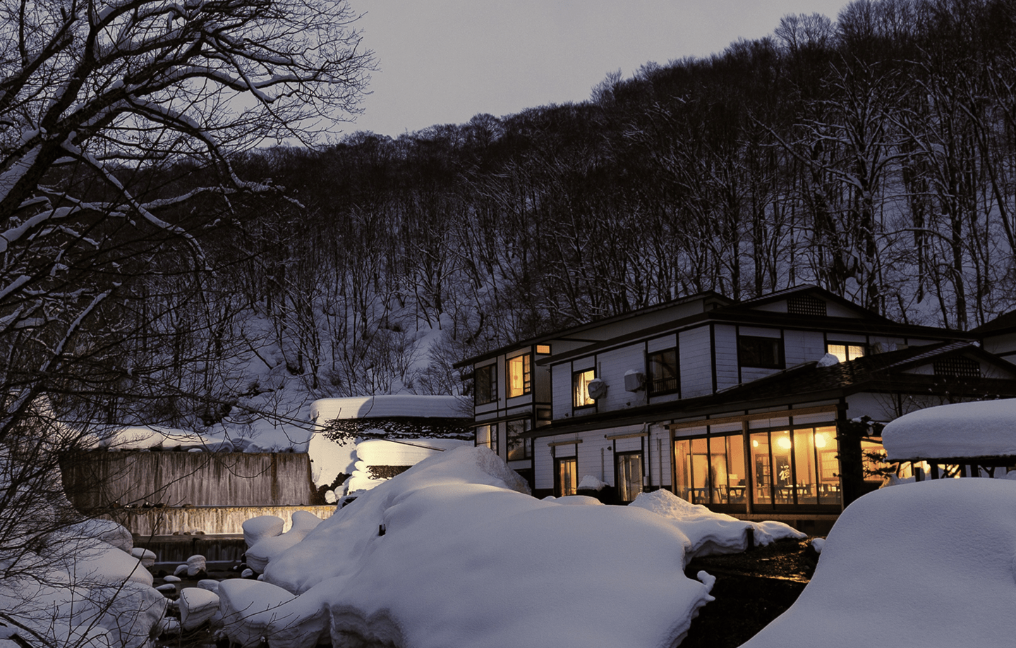 コンドミニアム「松庵」の雪の中の外観