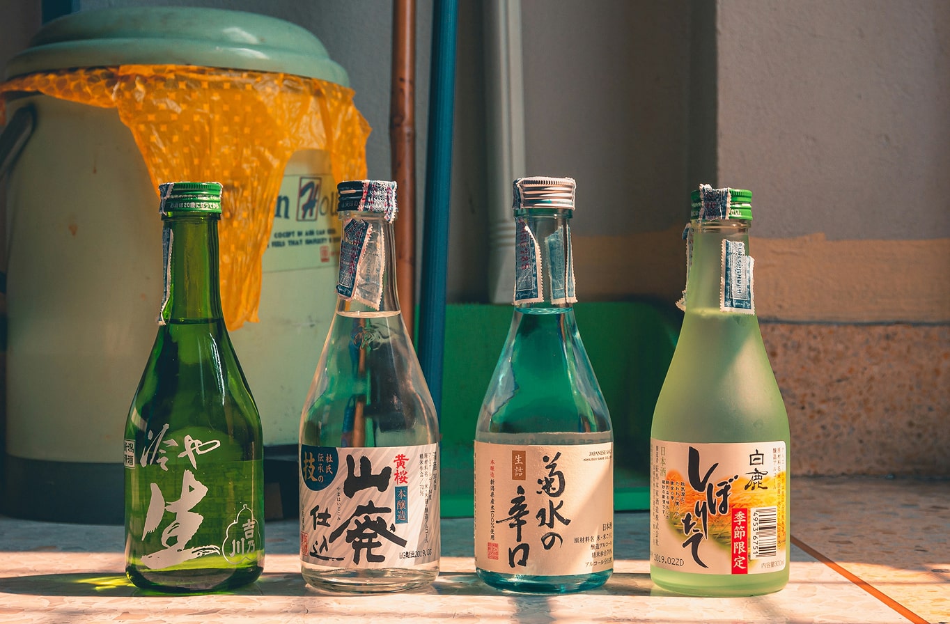 日本酒の瓶がならんでいる写真