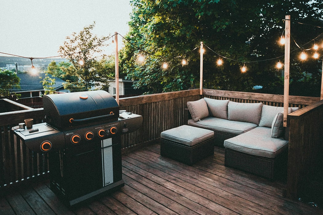テラスにあるBBQコンロとソファの写真